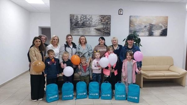 На Яворівщині діти-переселенці отримали шкільні рюкзаки від ЮНІСЕФ | Яворівська РДА