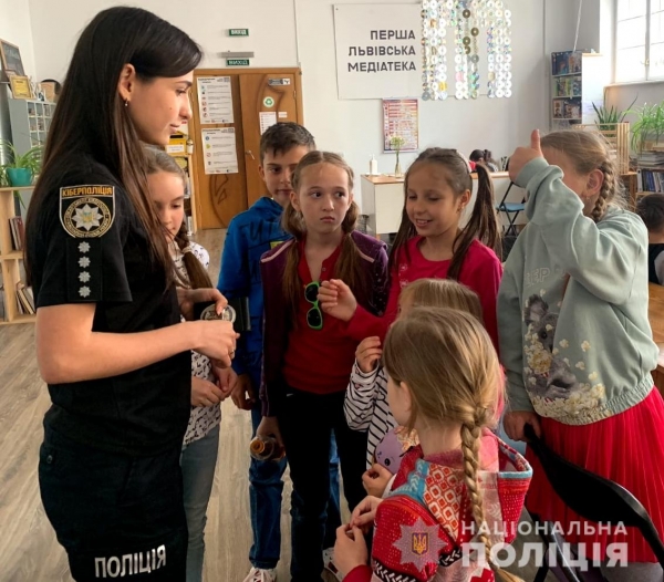 Прості дії рятують життя: поліцейські Львівщини нагадують дітям, як діяти при виявленні вибухонебезпечного предмету
