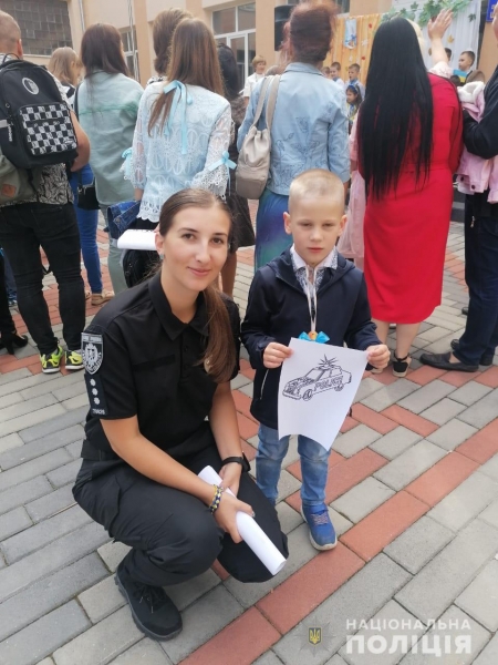 Перший дзвоник в умовах воєнного стану - поліцейські Львівщини привітали школярів зі святом 
