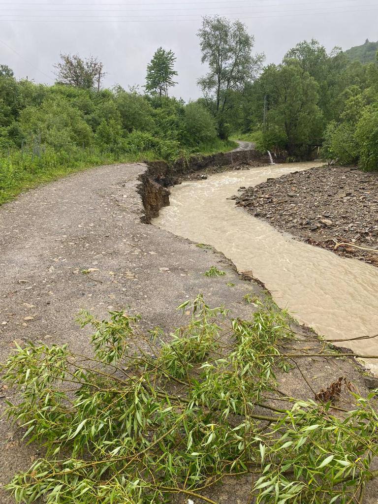 На фото: ситуація на дорозі Новий Кропивник – Перепростиня.