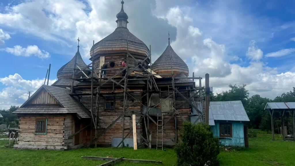 У Заболотцях реставрують дерев’яну церкву