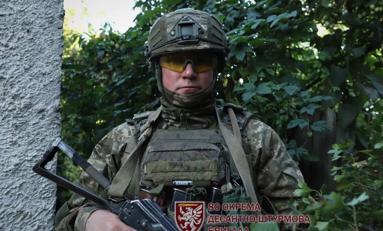 Воїн з позивним «Воха» пів року захищає Україну в складі 80-ї окремої десантно-штурмової бригади.