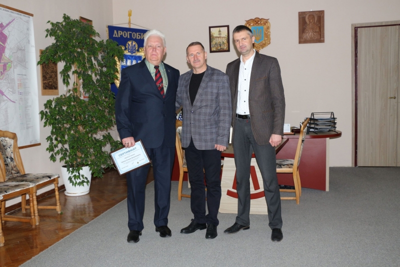 До Дня гідності та свободи: мешканцю Дрогобицької громади Роману Урбану вручили сертифікат на придбання житла