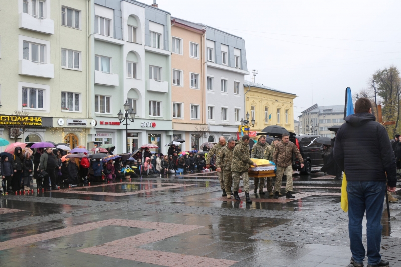 Дрогобицька громада зустріла загиблого захисника В’ячеслава Котенка: завтра відбудеться похорон Героя