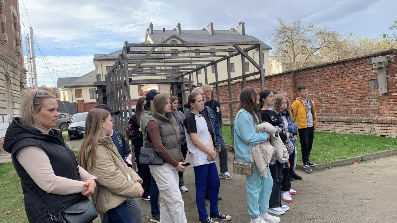 В пам’ять про трагічні сторінки історії: учасники Дитячого парламенту міста відвідали музейний комплекс «Тюрма на Стрийській»