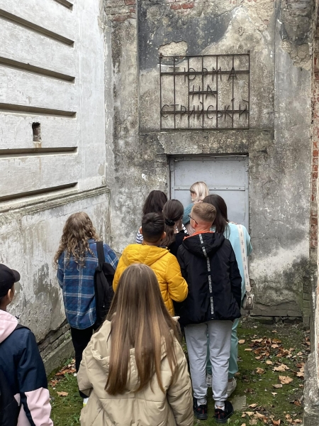 В пам’ять про трагічні сторінки історії: учасники Дитячого парламенту міста відвідали музейний комплекс «Тюрма на Стрийській»