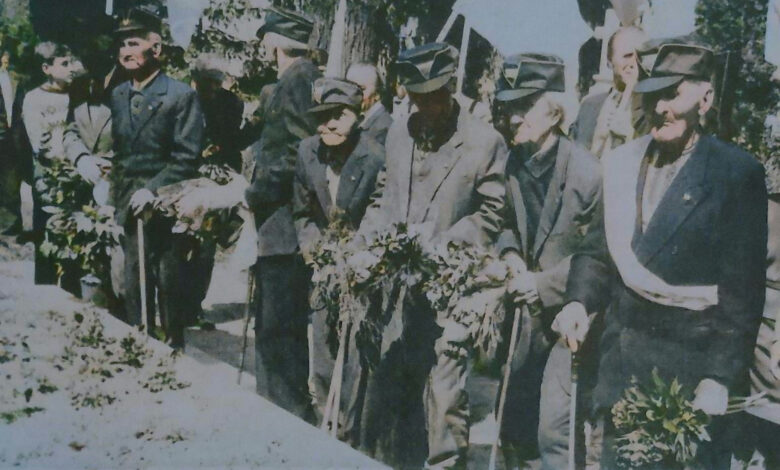 ветерани УГА у 1990 році на мітингу у Сокалі. Світлина - М.Мисак. Репродукція - ШІ