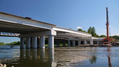 влашутвання балок на новому мості у Сокалі. Світлина - Автомагістраль Південь