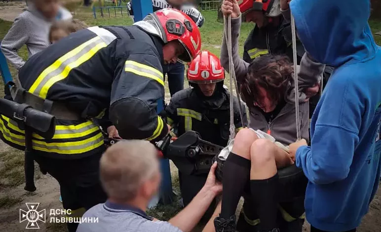 У Львові 11-річна дівчинка застрягла у гойдалці