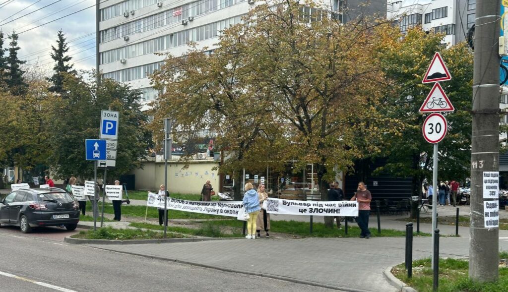 На проспекті Чорновола підприємці вийшли на мітинг проти знесення МАФів та облаштування на їхньому місці пішохідного бульвару.