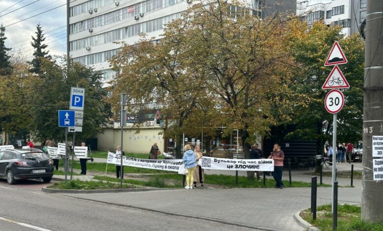 На проспекті Чорновола підприємці вийшли на мітинг проти знесення МАФів та облаштування на їхньому місці пішохідного бульвару.