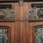дубова сецесійна брама на вулиці Антоновича