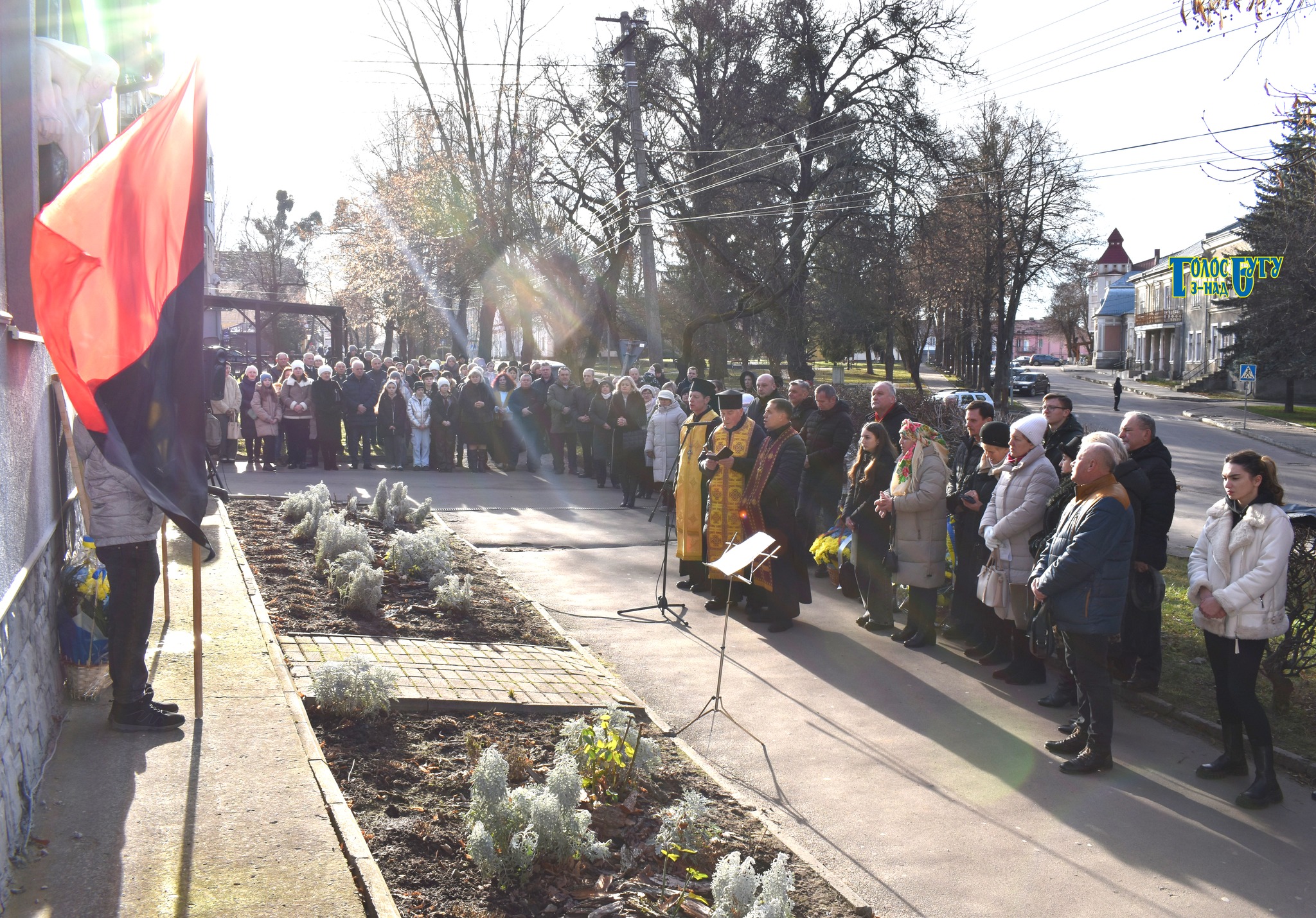 Cокальчани та гості міста на відзначенні 116-ї річниці від дня народження політичного діяча, ідеолога українського національного руху, голови Проводу ОУН, Героя України Степана БАНДЕРИ  (1909–1959). Світлина - Василь Сорочук.