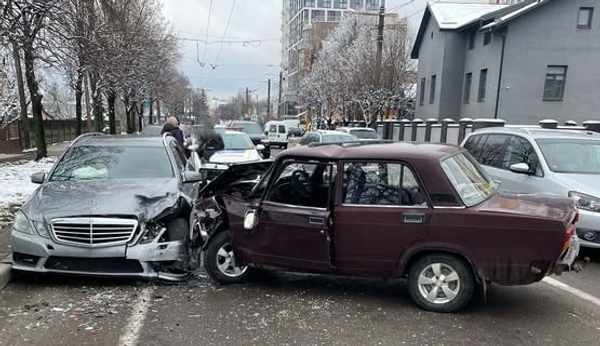 ДТП у Львові: двоє травмованих через зіткнення автомобілів