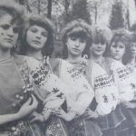 виступає ансамбль школярів — учнів Карівської неповної середньої школи.