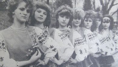 виступає ансамбль школярів — учнів Карівської неповної середньої школи.