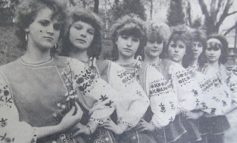виступає ансамбль школярів — учнів Карівської неповної середньої школи.