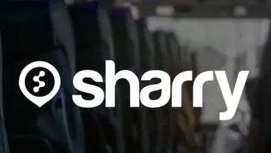 логотип і назва компанії Sharry на фоні проходу в салоні автобуса