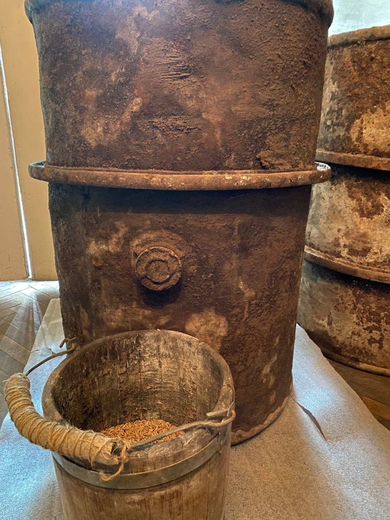 бочки з зерном часів голоду 1947 року