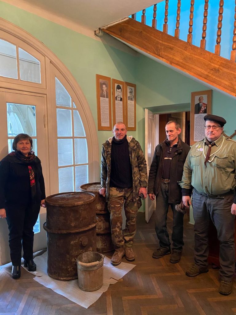 бочки з зерном часів голоду 1947 року