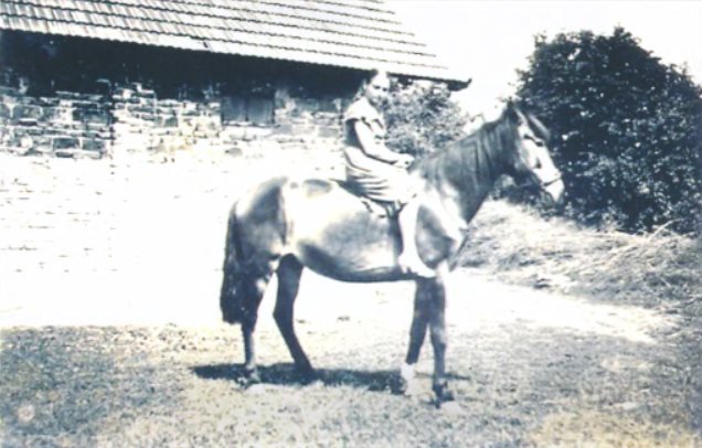 Надія Гаврилко, дочка Михайла Гаврилка. Село Шманьківці, 7 червня 1938 р.Фото з книги «Михайло Гаврилко: і стеком, і шаблею»
