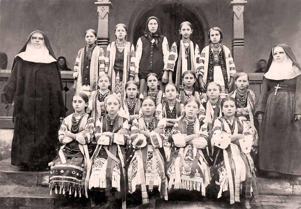 Підготовка до фестивалю, який відбувся на пасовиську Копитівець на Сокальщині.1-й ряд: Маліновська Ірина (Степасиха), Бабська Марися (Мульчиха), Штикайло Зося, Гуменчук Катерина, Гудим Марія (Гринева); 2-й ряд: Тимошик Стефа, Маковська Параскевія, Вознякова Йогина, Олекса Ганна, Козира Ярина (Величкова), Сміхура Євгенія, Чоп Ганна; 3-й ряд: Джура Ганна,____Настя, Шебіц Параскевія (Пилипкова) – голова Союзу Українок, Прихідько Ганна (Гречиха), Кравець Марійка. Зі слів Катерини Гуменчук. З колекції Юрія Кореня