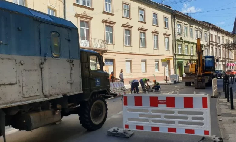 У Львові перекрили вулицю Стефаника через витік води
