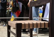 У Львові на площі Ринок встановили порожнє крісло для полонених і зниклих захисників