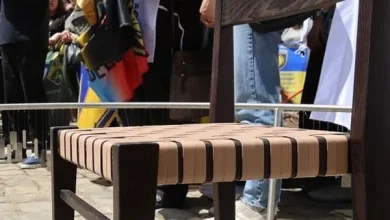 У Львові на площі Ринок встановили порожнє крісло для полонених і зниклих захисників