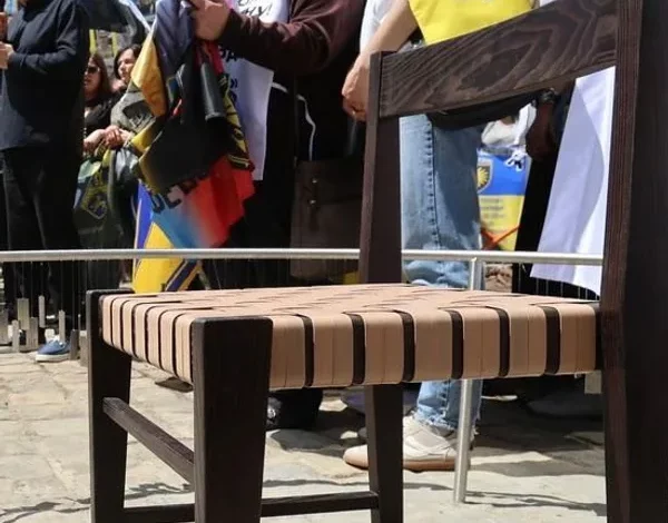 У Львові на площі Ринок встановили порожнє крісло для полонених і зниклих захисників