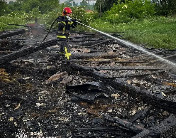 У Шептицькому районі рятувальники загасили пожежу в приватному господарстві