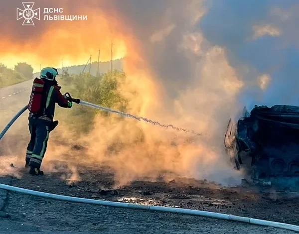 У селі Глинськ на Львівщині після ДТП загорівся автомобіль
