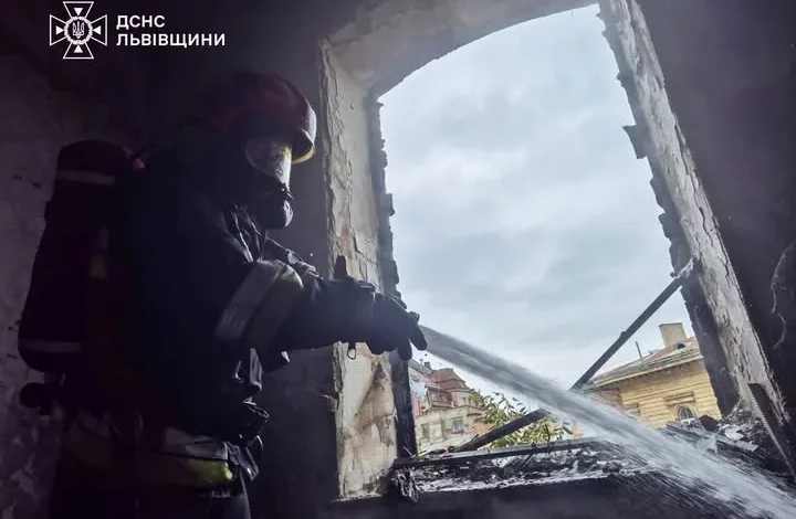 У Львові загасили пожежу в житловому будинку на вулиці Валова