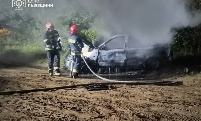 У селі Вороців на Яворівщині рятувальники загасили палаючий автомобіль