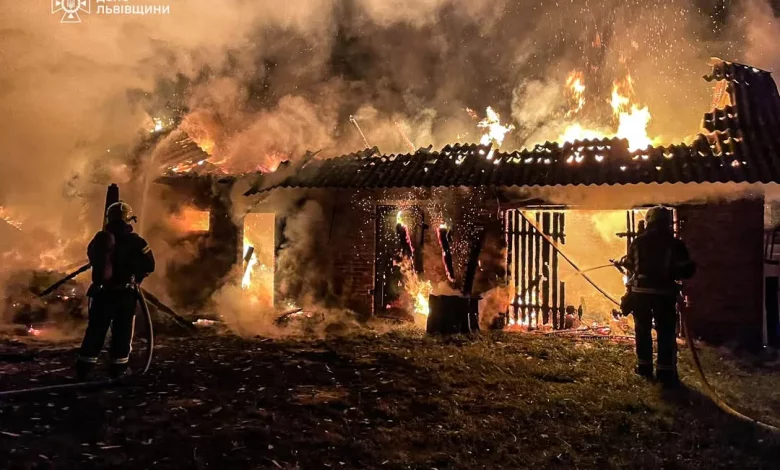 У селі Бабичі Шептицького району рятувальники ліквідували пожежу в господарській будівлі