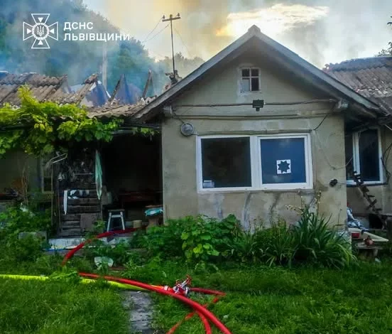 У селі Галицьке на Золочівщині вогнеборці врятували житловий будинок від пожежі