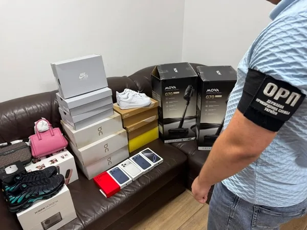 У «Краківці» вилучили незадекларовані iPhone та брендові речі на 350 тисяч гривень