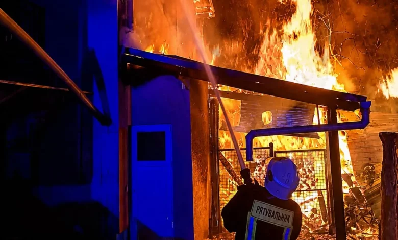 У Миколаєві Стрийського району вогнеборці врятували від пожежі два житлові будинки