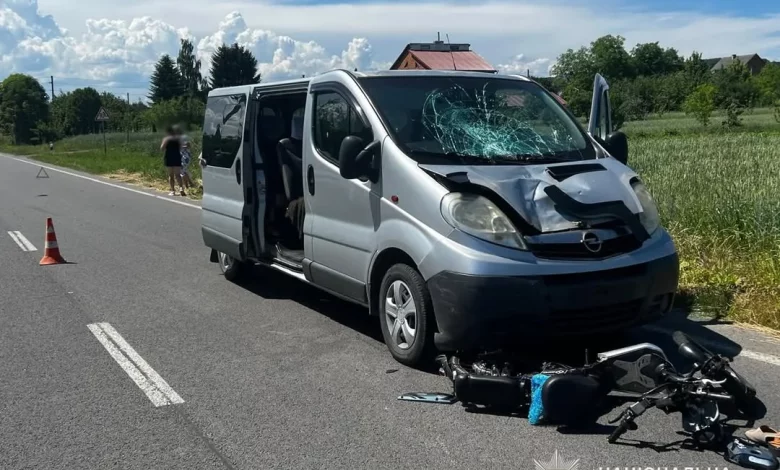 На Самбірщині внаслідок зіткнення з мікроавтобусом загинула водійка електромопеда