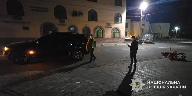 У Великих Мостах мотоцикліст і неповнолітня пасажирка травмовані внаслідок зіткнення з BMW