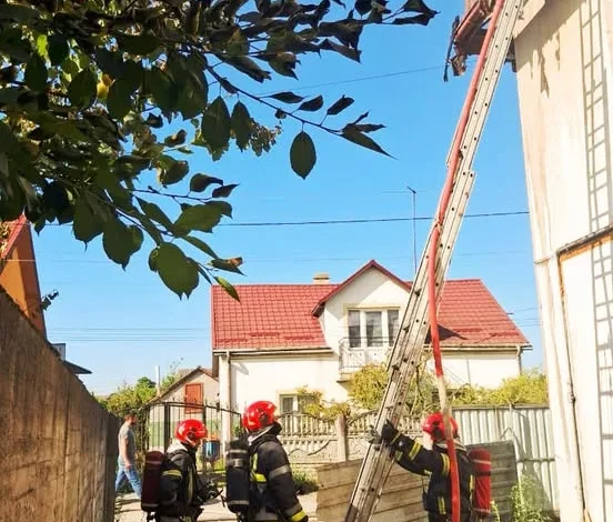 Рятувальники ліквідовують пожежу в селі Холодновідка Львівського району