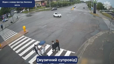 У Львові водій Tesla вчинив ДТП на Любінській і втік з місця події