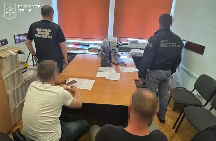 На Львівщині перевізнику контрабандної техніки Apple на 35 млн грн повідомили про підозру