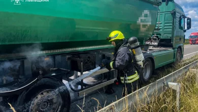 Поблизу Олеська під час руху загорілося колесо вантажівки MAN