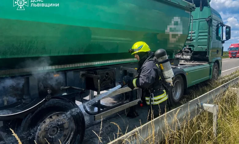 Поблизу Олеська під час руху загорілося колесо вантажівки MAN