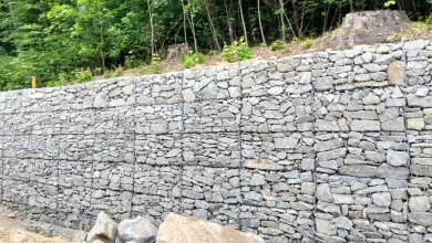 На в’їзді до Львова зі сторони Винників наполовину зведена підпірна стінка