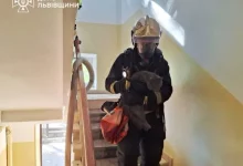 У Львові на вулиці Черешневій рятувальники вивели людей з палаючої квартири