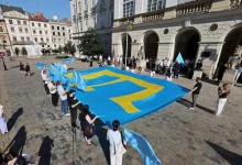 У центрі Львова підняли кримськотатарський прапор до Дня прапора