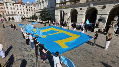У центрі Львова підняли кримськотатарський прапор до Дня прапора