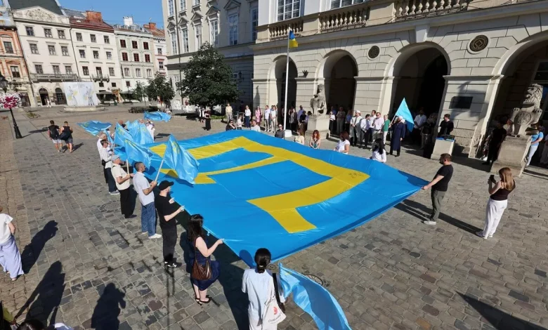 У центрі Львова підняли кримськотатарський прапор до Дня прапора